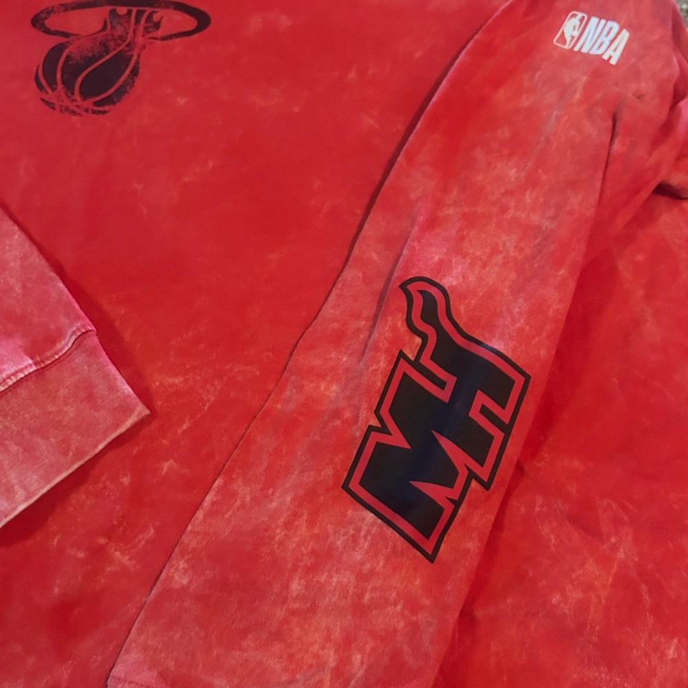 Miami Heat Courtside City Edition
Men's Nike NBA Men’s Long-Sleeve T-Shirt XL - Picture 7 of 13